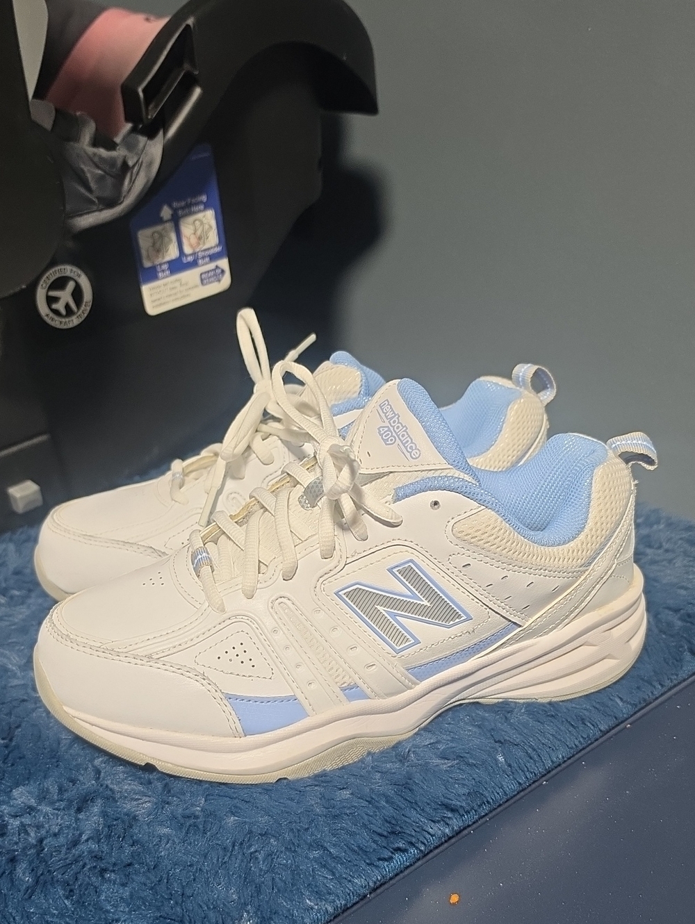 🚨 New Balance Women's White and Light Blue Classic Walking Sneakers